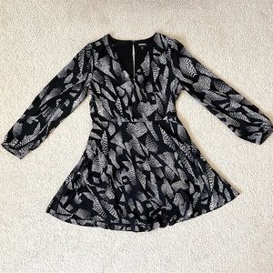 Express Black & White A-line V-neck Long Sleeve Mini Dress. Women’s Size Medium.
